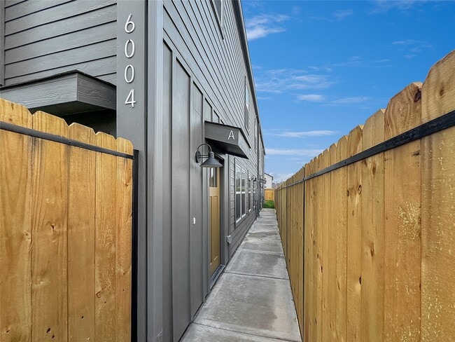 Building Photo - 6004 Bacher St