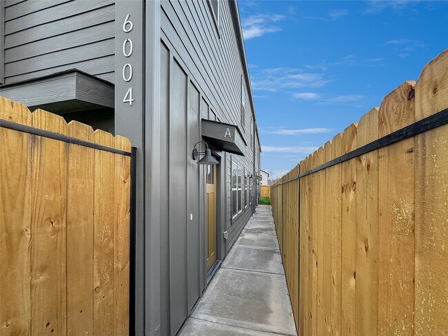 Foto del edificio - 6004 Bacher St