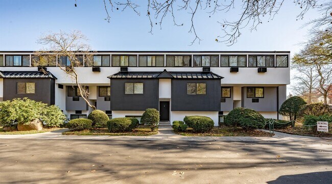 Foto del edificio - Whitewood Pond Apartments