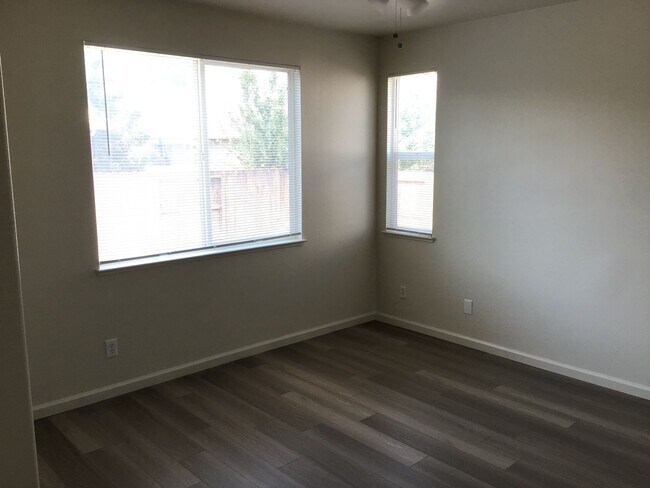 Building Photo - Renovated 3 bedroom 2 bath home Coming ...