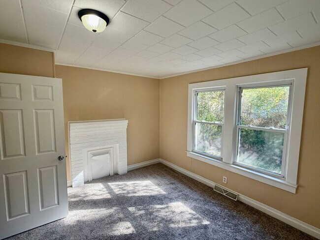 Building Photo - Three bedroom, 1 bath house in Burlington