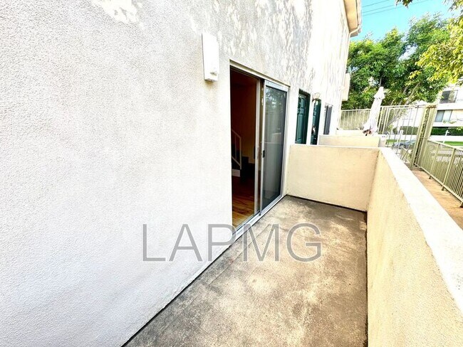 Foto del edificio - 12251 Moorpark St