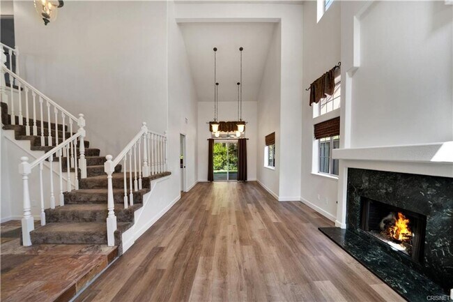 Building Photo - BEAUTIFUL LONE OAK HOME IN CALABASAS!