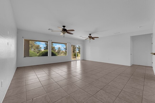 Foto del edificio - Huge 2 bedroom, 2 bath house with a Den on...