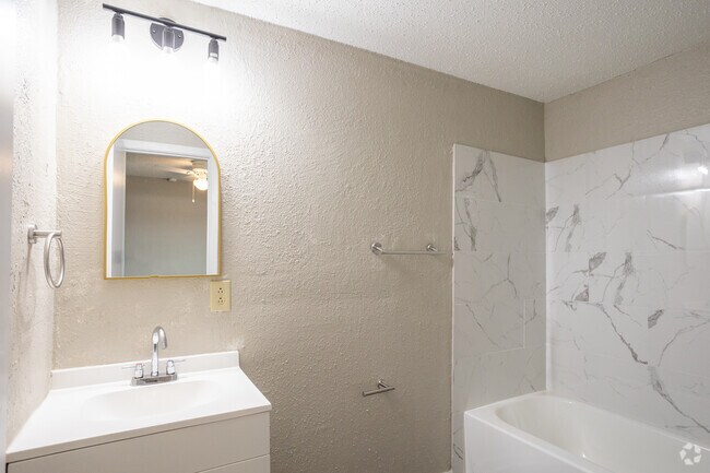 1 habitación, 1 baño - 600 pies cuadrados - Baño - Blue Sky Ranch