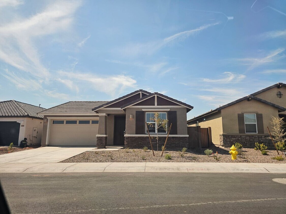 Primary Photo - Newer Build 4-bedroom, 3 bath in San Tan V...