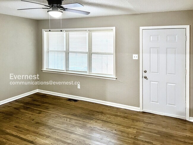 Building Photo - Updated and Spacious 3 Bedroom Home in Her...