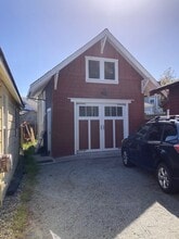 Building Photo - 219 Roberts St