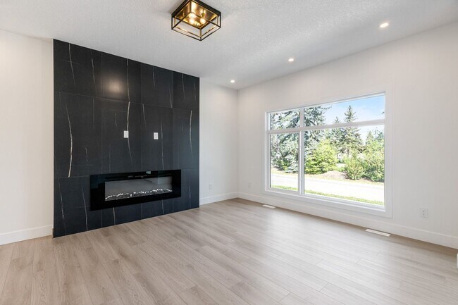 Photo du bâtiment - 7906-7975 75 Street NW