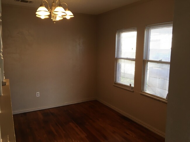 Building Photo - Very cute 2 Bedroom 1 Bath with Bonus Room.