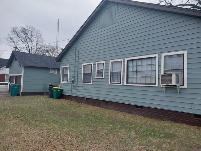 Building Photo - 1303 S Summit St