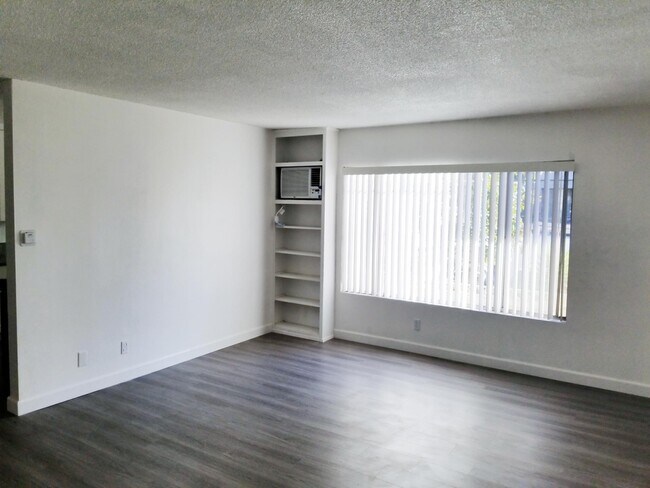Living Room - 139 N Oxford Ave