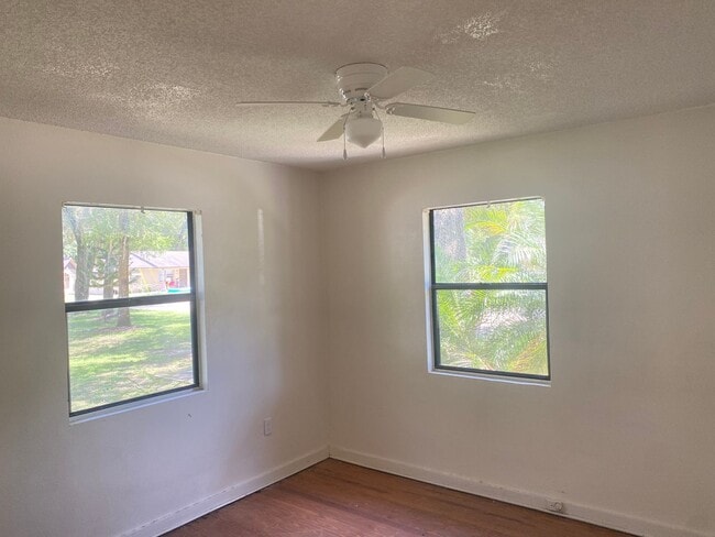 Building Photo - 2/1 House In Belleview!