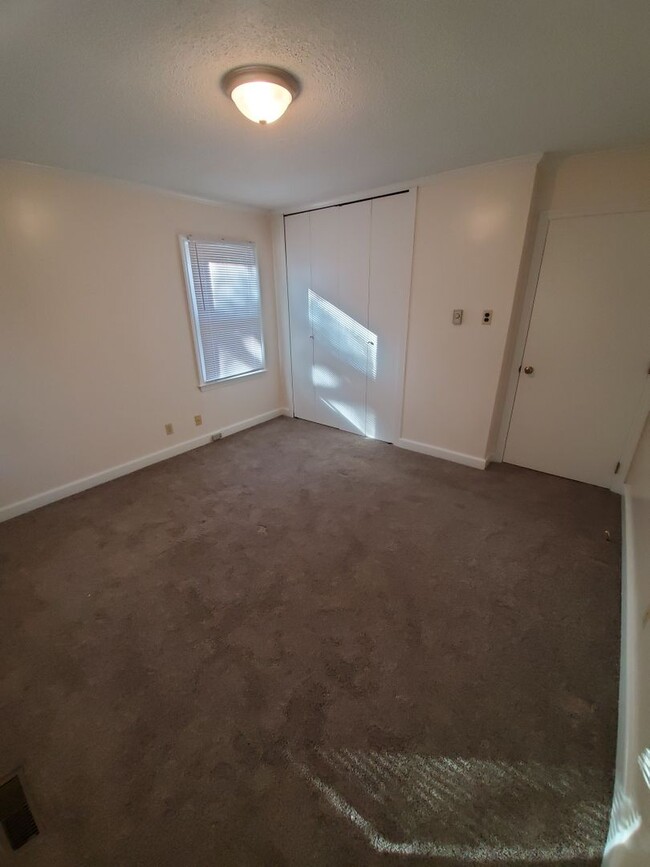Building Photo - Home for Rent. Kerr Lake