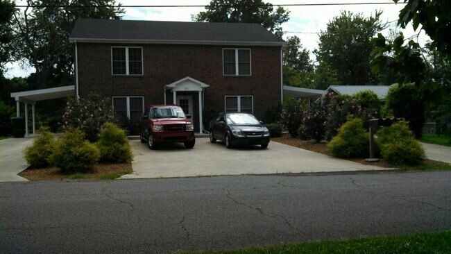 Building Photo - 221 Woodlawn Ave