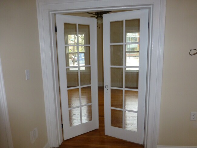 puertas del dormitorio delantero - 158 Nash St