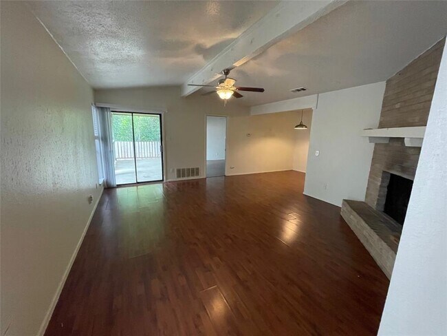 Foto del edificio - 2204 Berkett Dr