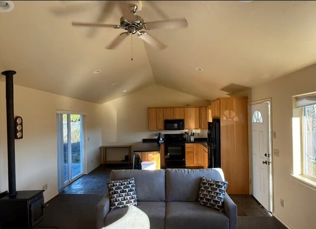 Foto del edificio - 17561 Gardner Ridge Rd