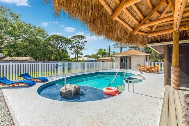 Building Photo - 2550 SE Calais St