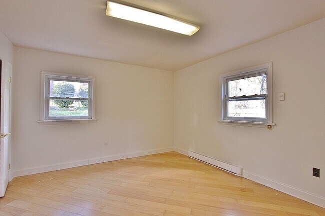Foto del edificio - Large 4 bedroom, 2 bath home for rent in R...
