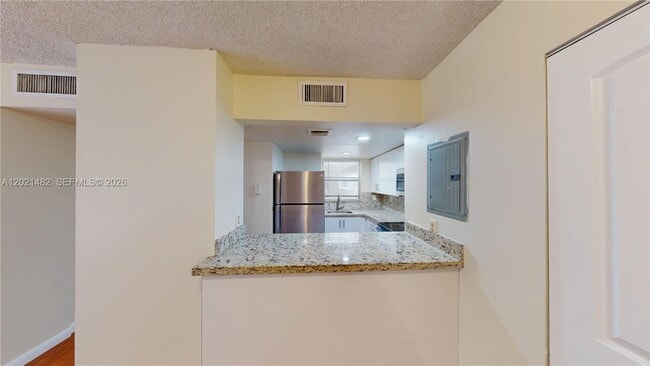 Building Photo - 8860 Fontainebleau Blvd