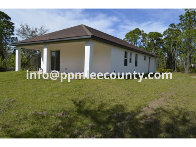 Foto del edificio - Fantastic 3 bedroom 2 bath 2 car garage canal front home in Lehigh Acres