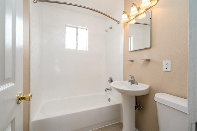 Building Photo - 3121 Isabella St