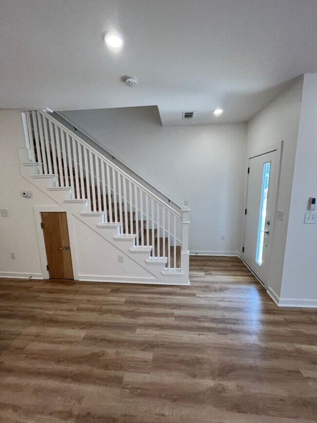 Building Photo - Newer Townhome - Close to Downtown