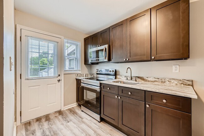 Building Photo - 916 Middlesex Rd