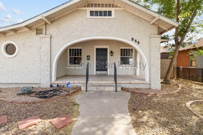 Building Photo - 945 E Granada Rd