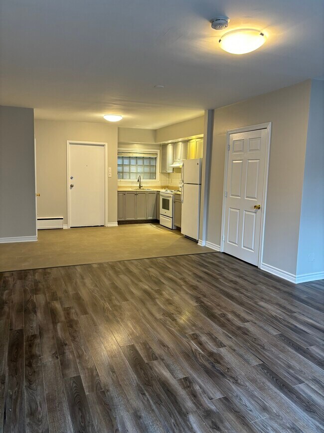 Photo du bâtiment - SPACIOUS NEWLY RENOVATED TWO BEDROOM APART...