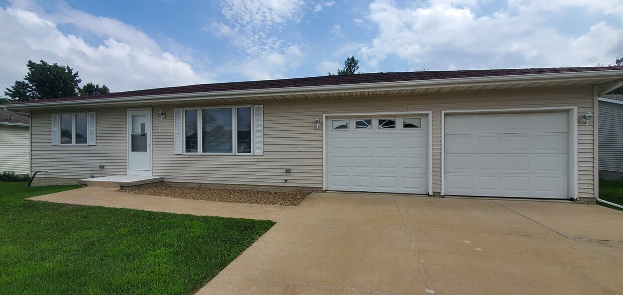 Foto principal - 3137 33rd Ave SW