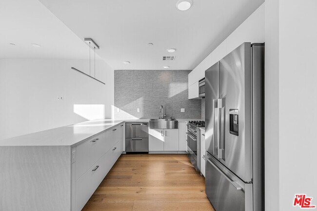 Foto del edificio - 2000 Beachwood Dr