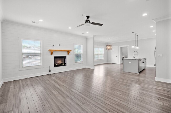 Building Photo - Lovely 3 BR, 2 BA Home Convenient to Downt...