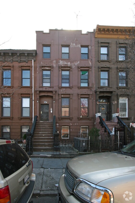 Foto principal - 670A Greene Ave