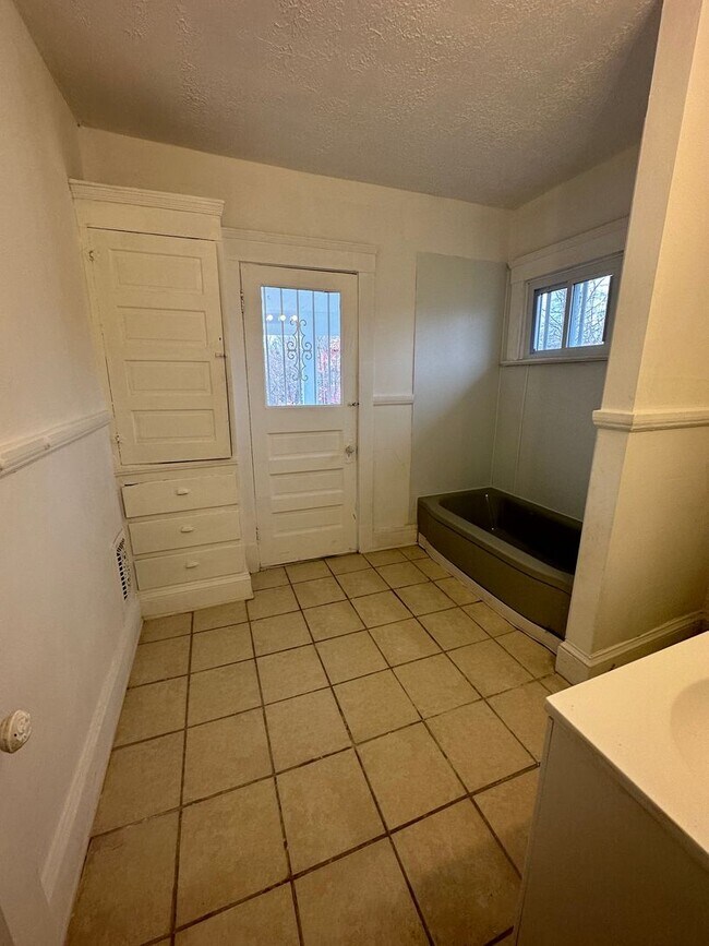 Foto del edificio - Cleveland East Side 4 Bedroom