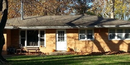 Building Photo - 1809 Shadowlawn Dr