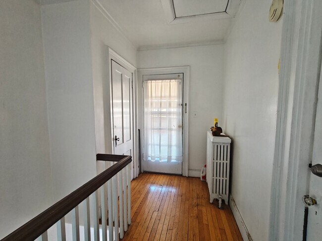 Foto del edificio - JUST IN TIME FOR THIS COLD WEATHER!!! HEAT INC IN RENT 1-2 BDRM 2ND FL APT W/ OFF ST PARKING