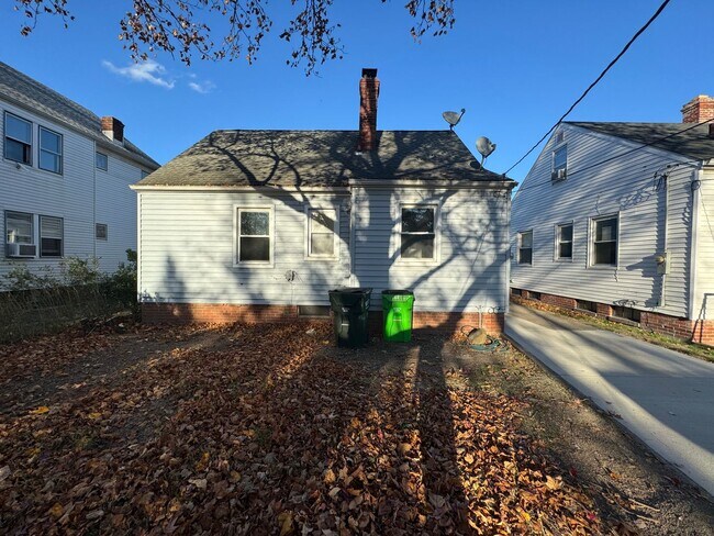 Foto del edificio - Newly updated 3 bd house in Euclid- NO VOU...