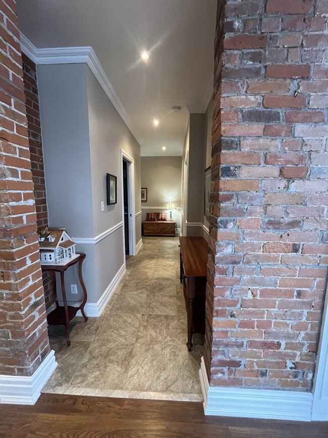 Building Photo - 323 George St