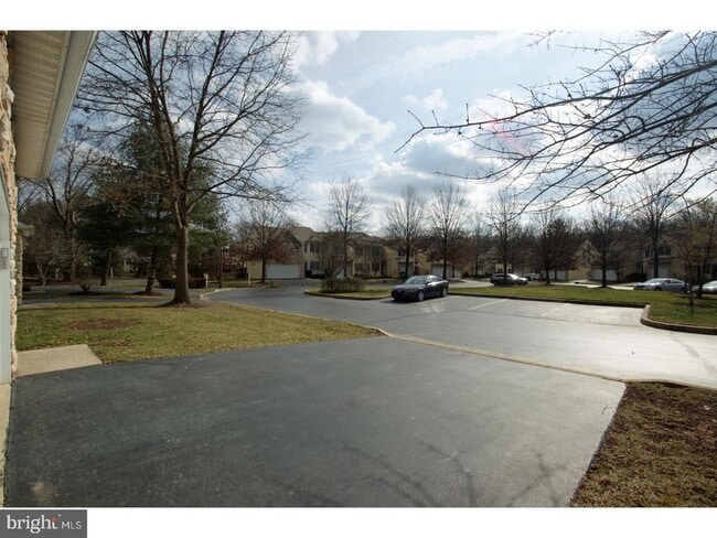 Building Photo - 727 Locust Ln