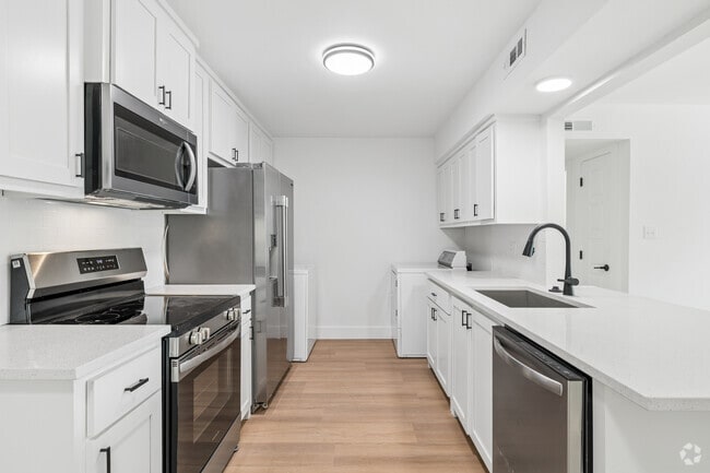 C1 3BR, 2BA - 1,083SF - Kitchen - The Reserve on Cato Springs