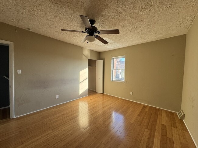 Building Photo - 513 52nd St