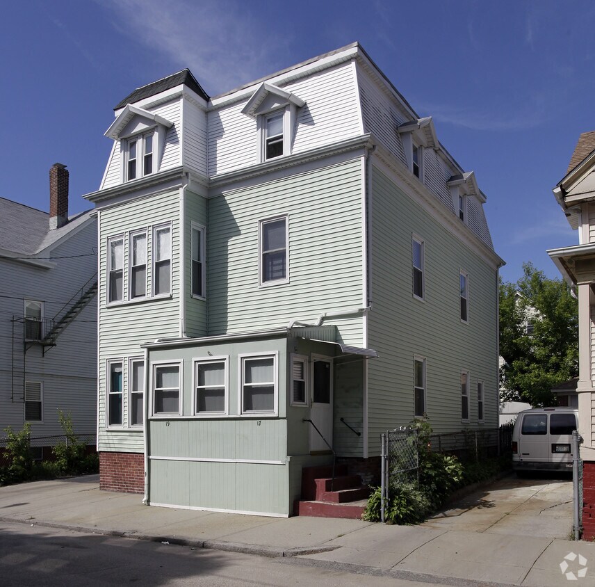 Building Photo - 17 Plum St