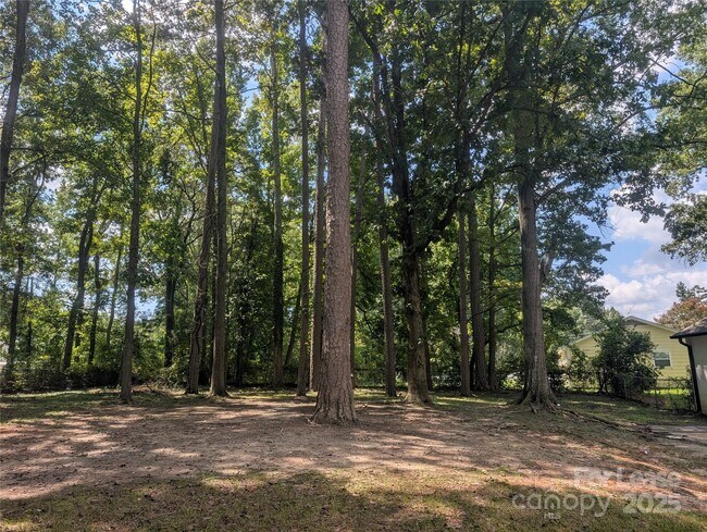 Building Photo - 6542 Rosecran Dr