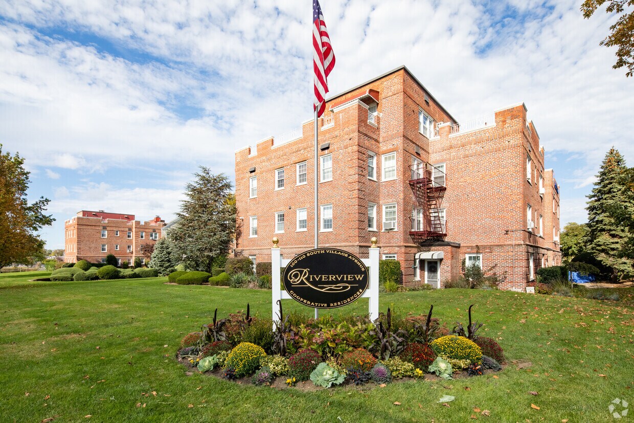 Residentes cooperativos con vistas al río - Riverview Cooperative Residences