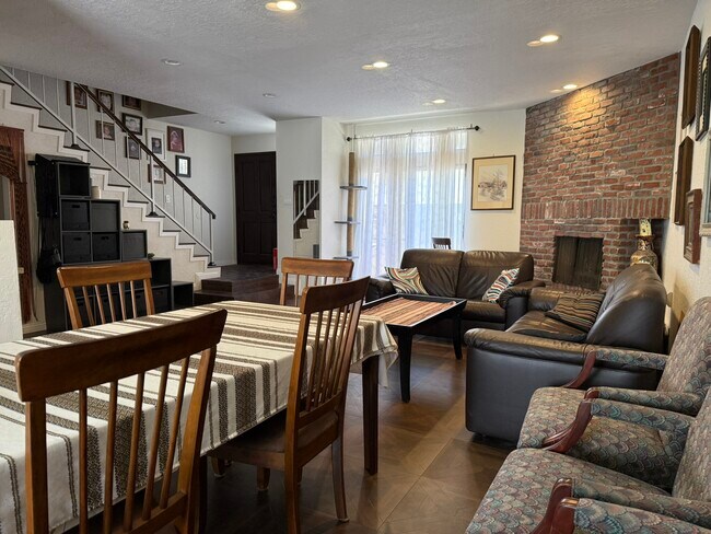 Sala de estar - 3647 Keystone Ave