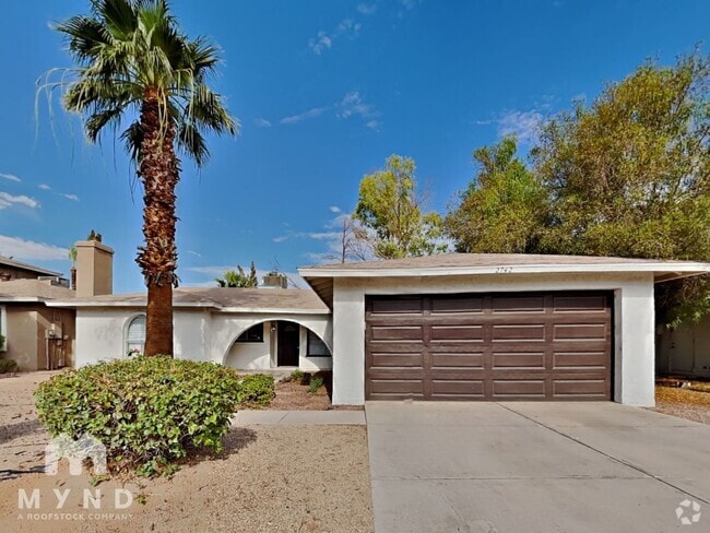 Building Photo - 2742 S Las Flores