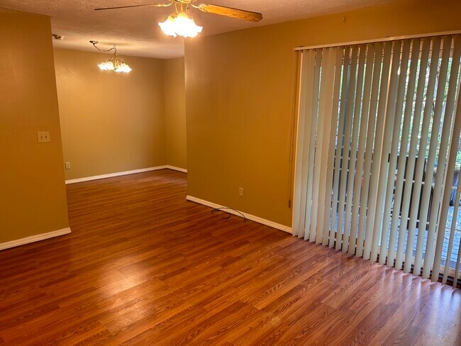 Building Photo - 400 Forest Heights Dr