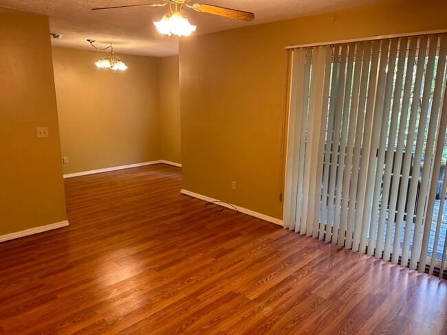 Foto del edificio - 400 Forest Heights Dr